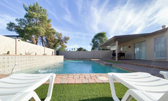 Tempe House | Luxury Pool Home for 10– Near ASU & Airport - BBQ - Continental Breakfast