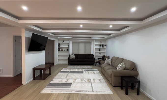 Overland Park House | Luxury Premium Beds Near Johnson County Community College, Overland Park