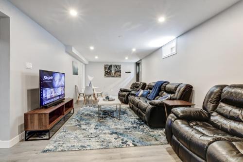 London Apartment | Luxury & private 3 bed unit kitchen wifi park mall