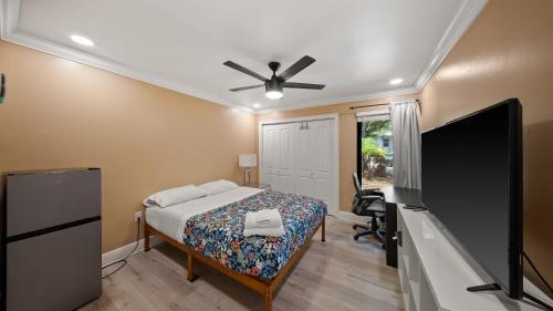 South Miami House | Luxury Queen Room, Walk to UM, Free Car Service!
