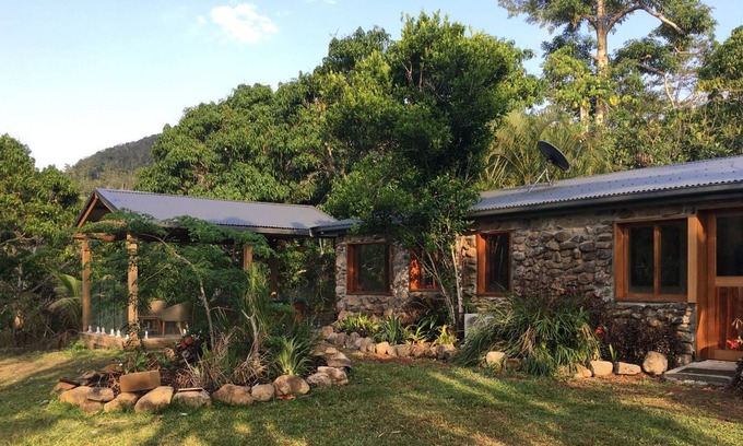 Palm Grove House | Luxury Retreat in the Whitsundays - Airlie Beach area