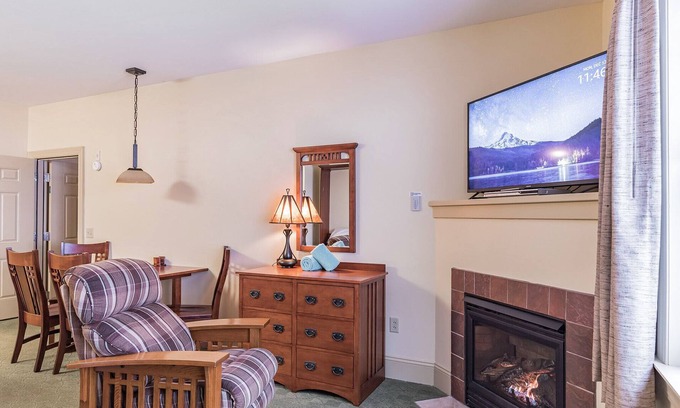 Hunter Condo | Luxury Retreat on Hunter Mountain -Fireplace, Hottub, Sauna, Pool, Zipline, Hike