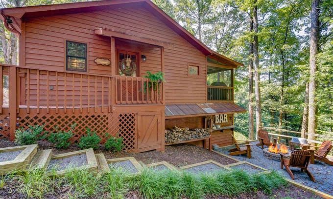 Ellijay Cabin | Luxury Retreat Overlooking the 11th Tee at Whitepath Golf Course in Ellijay