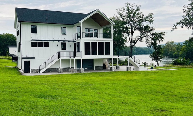 Front Royal House | Luxury Riverfront Home Getaway with Hot Tub