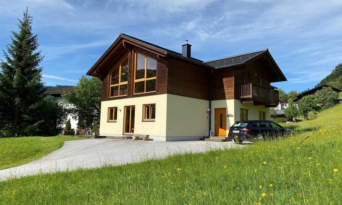 Russbach am Pass Gschuett Ski Chalet | Luxury Ski Chalet 0.5 KM from Ski Lift-With Log Fire And Sauna
