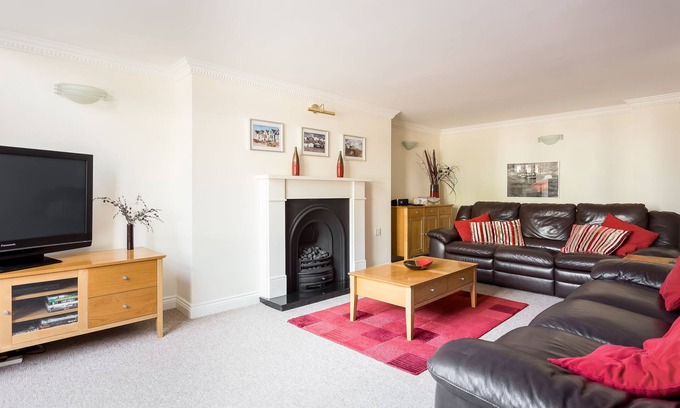 Boscombe Apartment | Luxury spacious 2BR apartment 500m from beach and close proximity to New Forest