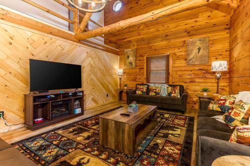 Logan House | Luxury Spacious Cabin Hot Tub, Theater, 5 Acres in Hocking Hills