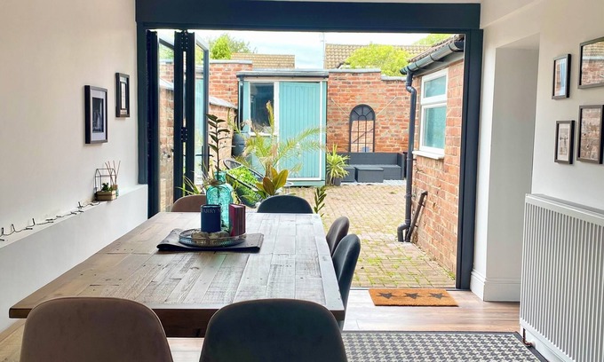 Grantham House | Luxury spacious renovated townhouse in town centre