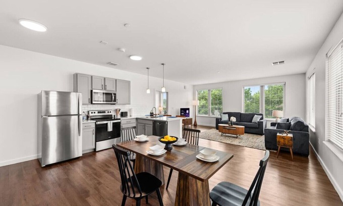 Hough Apartment | Luxury Stay Near Cleveland Clinic & Attractions