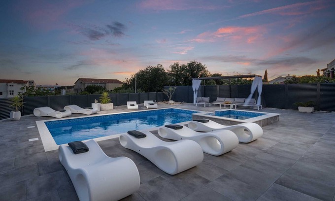 Sucuraj Villa | Luxury stone Villa Tonka with heated swimming pool and jacuzzi