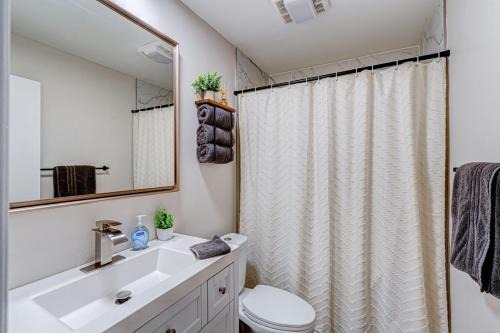 O'Hare House | Luxury Studio King Bed Chicago Remodeled