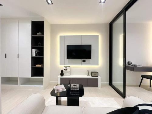 Wat Ket Apartment | Luxury Suite Cozy King BedSwimmingPooll Train