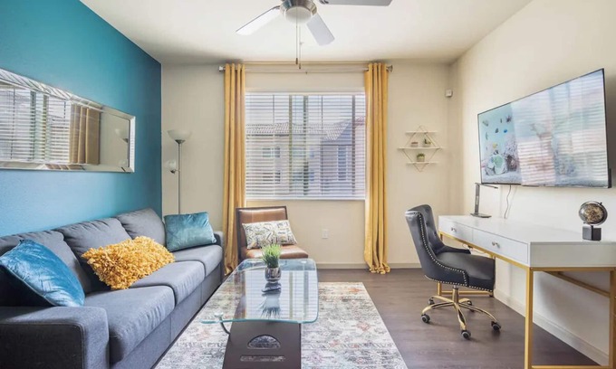 Camarillo Apartment | Luxury Suite King Bed π Wi-Fi Pool Gym β¦ 55" Smart TVs πΊ Full Kitchen