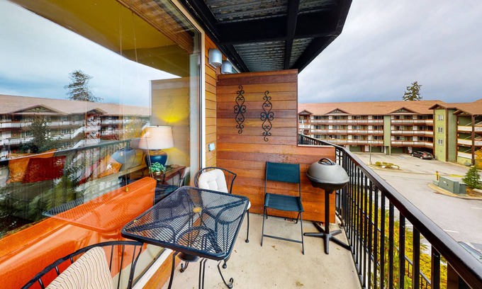 Chelan Condo | Luxury Suite w/Balcony, Mountain & Lake Views, Pool/Hot Tub, 2 Parking Spaces