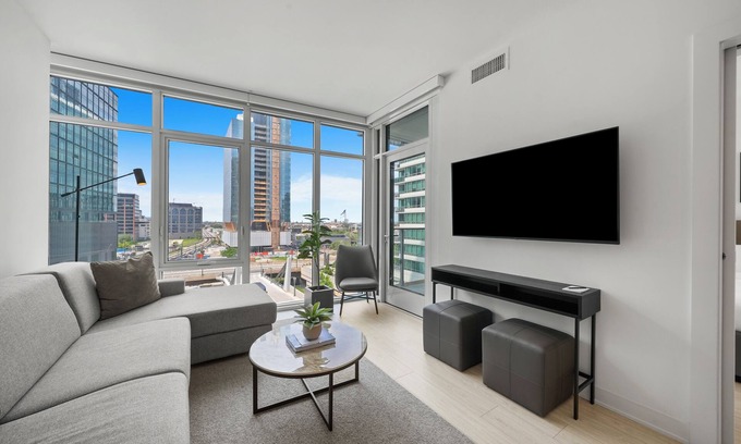 West Loop Gate Apartment | Luxury Suites in Chicago's West Loop – Steps from Dining, Shopping & Attractions
