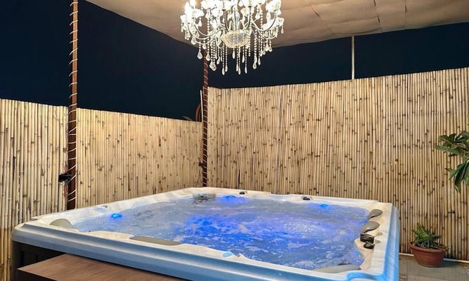 Old Gurgaon Apartment | Luxury terrace jaccuzi, bonfire, rooms best for party