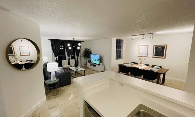 Aventura Apartment | LUXURY THE YATCH 402- FREE PARKING AND WIFI
