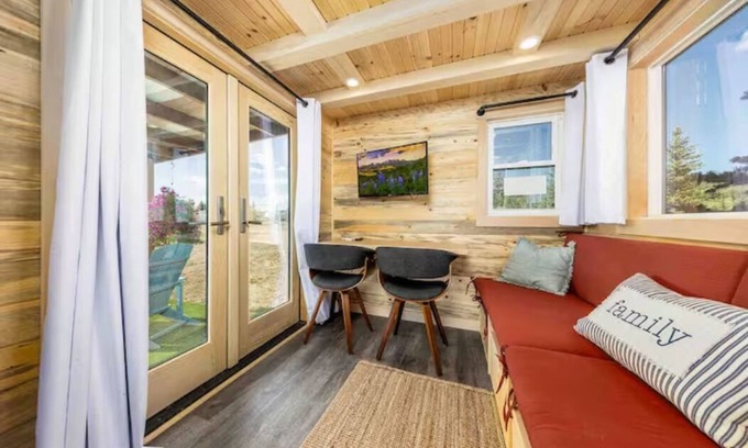 Montrose Cabin | Luxury Tiny Home/Base Camp to Ouray, Telluride/3 Queen beds/Washer & Dryer/Smart TV/Hot Tub Access/Patio w/Mountain Views/Fire Pit/11 mi to Airport