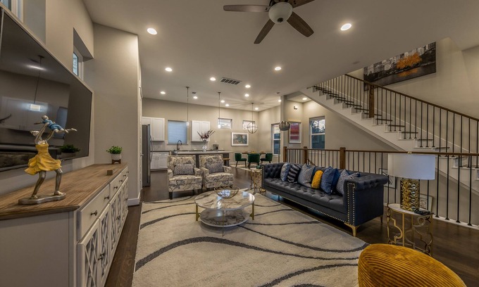 South Central Houston House | Luxury Townhome in Downtown Houston, TX 3BR 3.5Bath