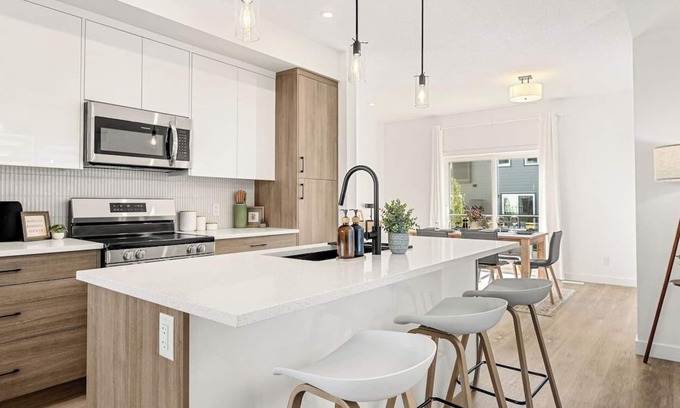 Springbank Hill House | Luxury Townhome King Bed Near WinSport & Aspen