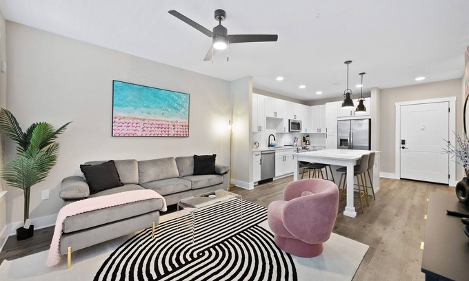 Southside Apartment | Luxury Tropical 1BR/1BA with Pool & Gym