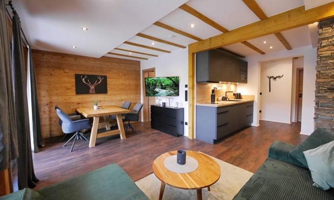 Schwalefeld Apartment | Luxury vacation apartment "Jägerheim" Alte Försterei (Old Forester's House)