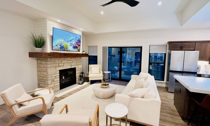 Lake Geneva House | Luxury vacation home just a 16-minute walk to Downtown and Riviera Beach