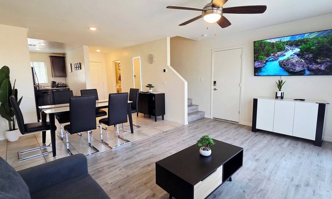 Sunrise Manor House | ⭐️ Luxury Vibes. Stylish home just 15 min to Downtown! ✅️