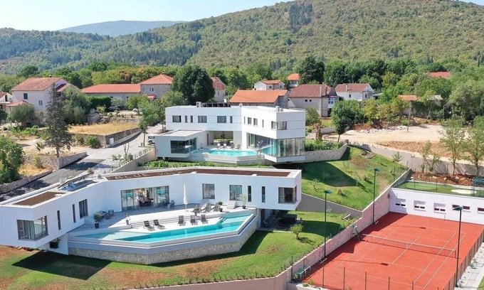 Zmijavci Villa | Luxury Villa Gealana with private pool, tennis and golf court, gym, and sauna in Zmijavci, Imotski.