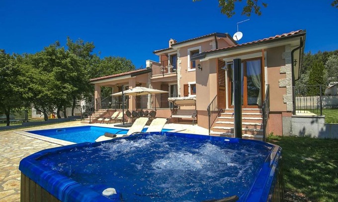 Fuskulin Villa | Luxury Villa in Fuskulin with Swimming Pool and Jacuzzi
