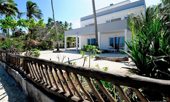 Kiwengwa Apartment | Luxury Villa (NZURI) Independent apartment with private kitchen