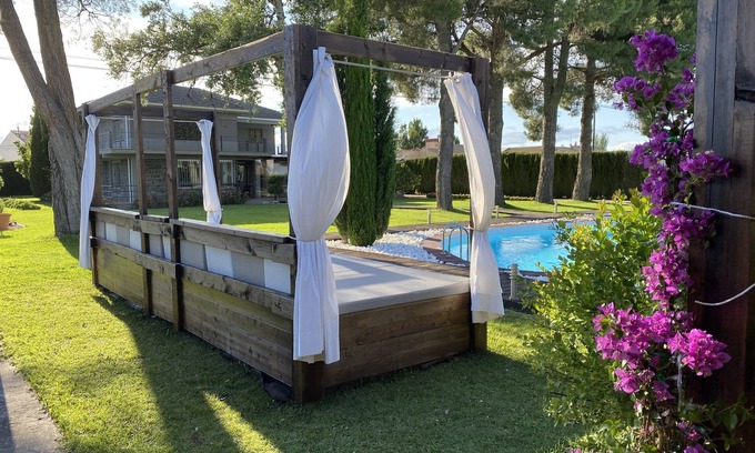 Zaragoza Villa | Luxury villa with detail decorated pool