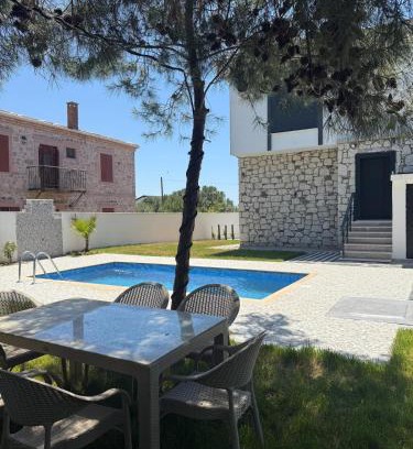 Ayvalik Villa | Luxury Villa with Pool Near Sarimsakli Beach