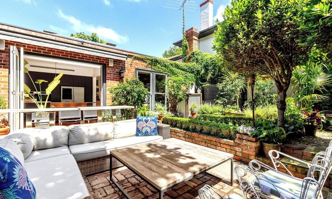 St Kilda House | Luxury Villas St Kilda West Beach (Walk to the beach)