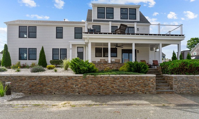 Narragansett House | Luxury Water View-Walk to Beach-Central Air 4 Bedroom-Newly Remodeled Sleeps 10