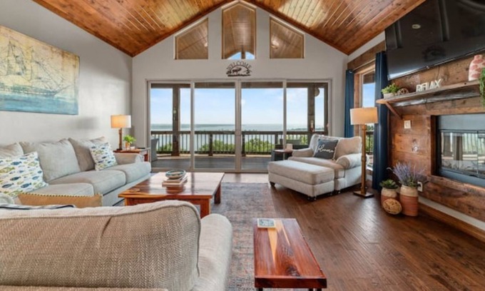 Pottsboro House | Luxury Waterfront Lakehouse on Texoma!