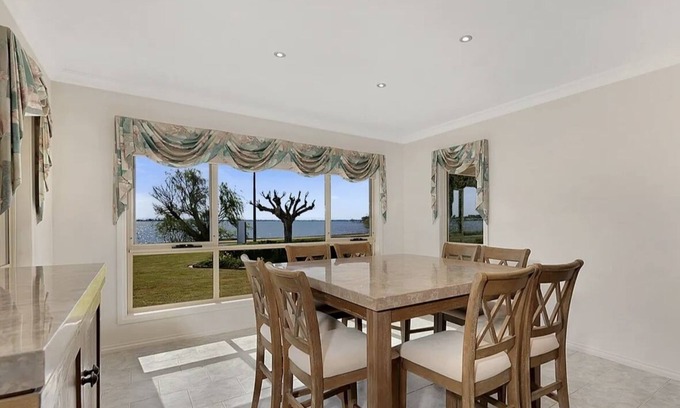 Yarrawonga House | Luxury Waterfront Pet Friendly Accomodation.