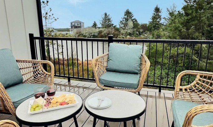 Ocean Shores House | Luxury waterfront home with views of canal