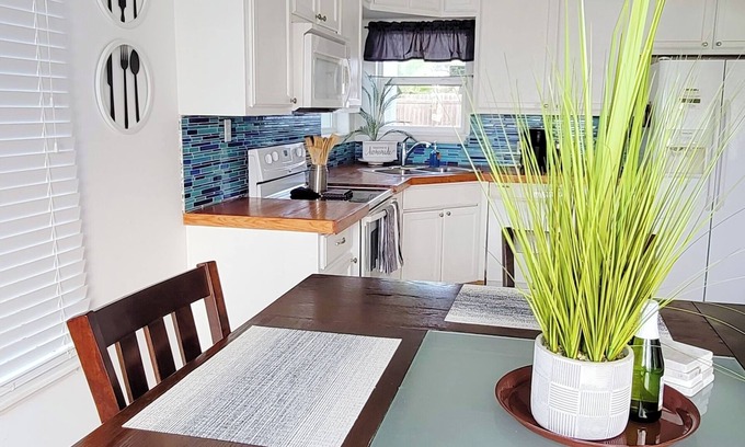 Flour Bluff House | M&K's Charming 3-bedroom house by the Bay in lovely Corpus Christi with AC, WiFi