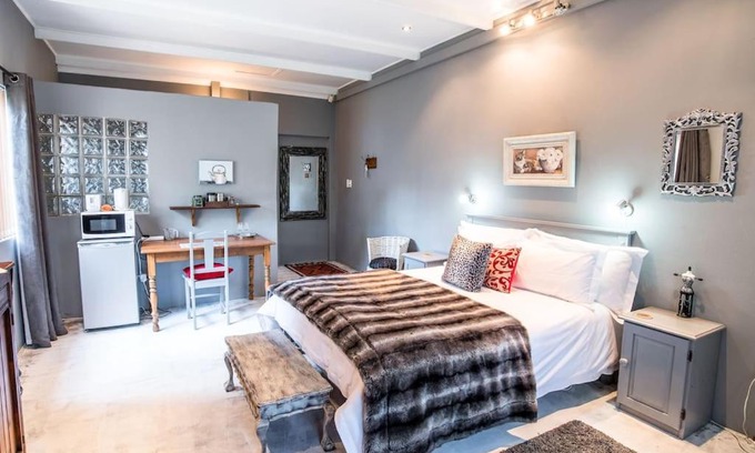 Robertson House | Mabet & Gabriella Guest Rooms