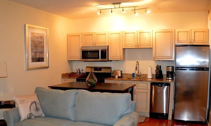 Arts/Warehouse District Condo | "Madeleine" Beautifully Renovated Condo-balcony Near Super Dome, Convention Cent