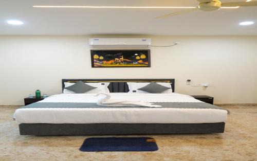 Manikonda Hotel | Madhura Luxury Rooms