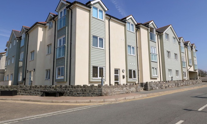 Rhosneigr Apartment | MAELOG, 14 TIDES REACH, pet friendly in Rhosneigr