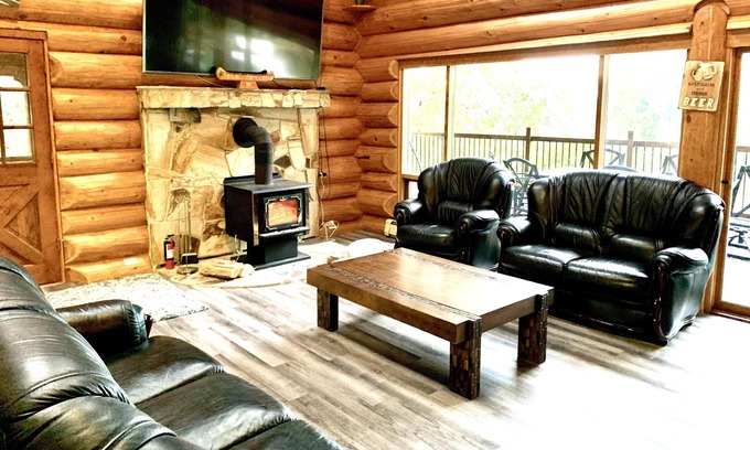 Magna bay Cabin | Magna Bay Hideaway- Semi Waterfront - Shuswap Vacations and Sledding Accommodation