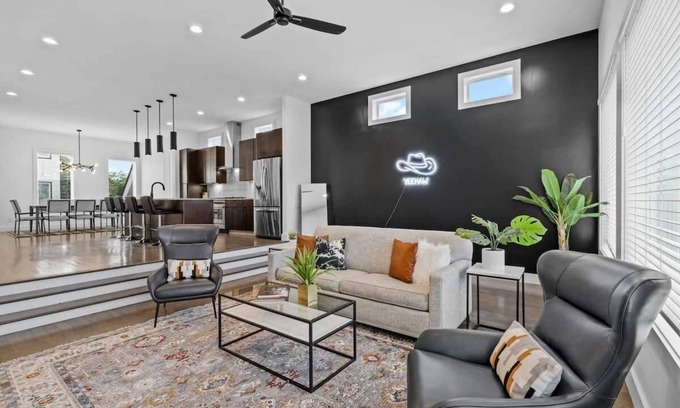 Berry Hill House | Magnificent Home - 1 King/6 Queen Beds + Balcony