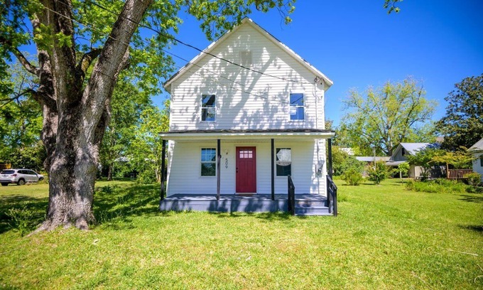 Oriental House | Magnificent Oriental Home with 3 BR/2 BA offers Oriental's history.