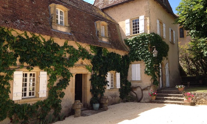 Mailly House | Magnificent presbytery of the 17th century, charming residence.