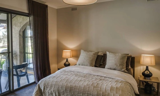Seymour House | Magnificent Serene Country Retreatn