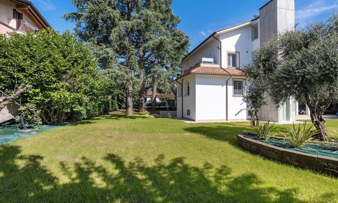 Vimercate Apartment | Magnolia: garden and parking. Vimercate/Monza