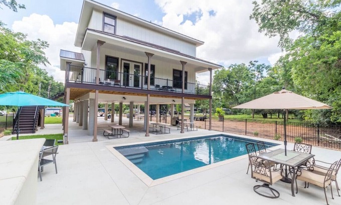 New Braunfels House | Magnolia River Haus*Heated Pool/Comal River Access*Walk to Downtown NBTX